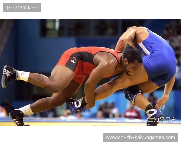 UFC肘击破防，鲜血瞬间喷溅